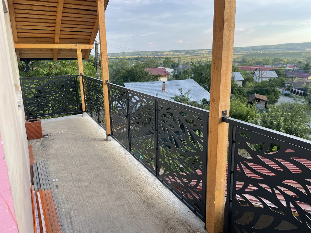 Balcon cu balustradă din tablă decupată realizată la comandă