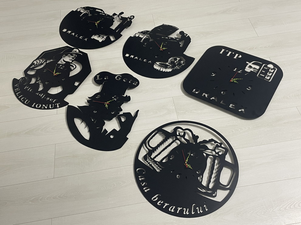 Ceas personalizat realizat din tablă decupată și vopsită