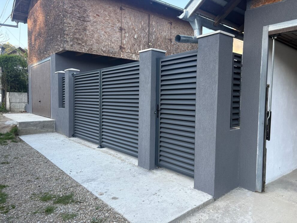 Gard tip jaluzea metalic realizat la comandă